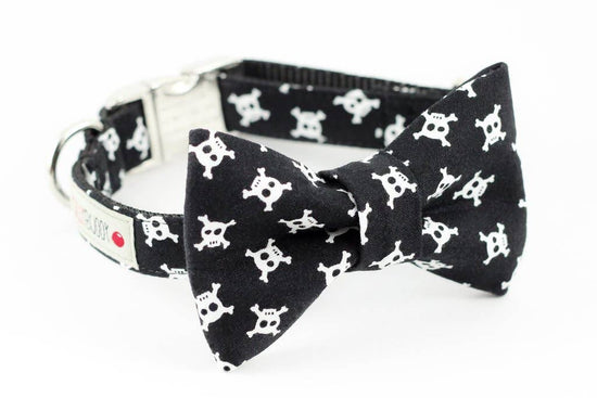 Load image into Gallery viewer, Skull and Crossbones Bowtie Collar
